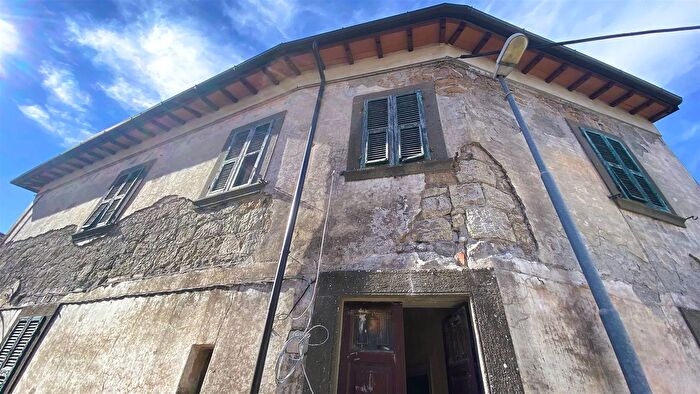 Casa con 8 locali in vendita in Via Quarto Montefiascone, Montefiascone