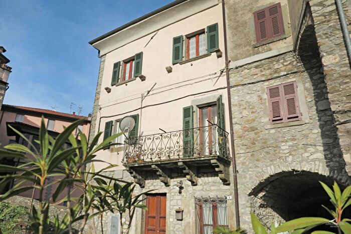 Casa con 6 locali in vendita in Bagnone