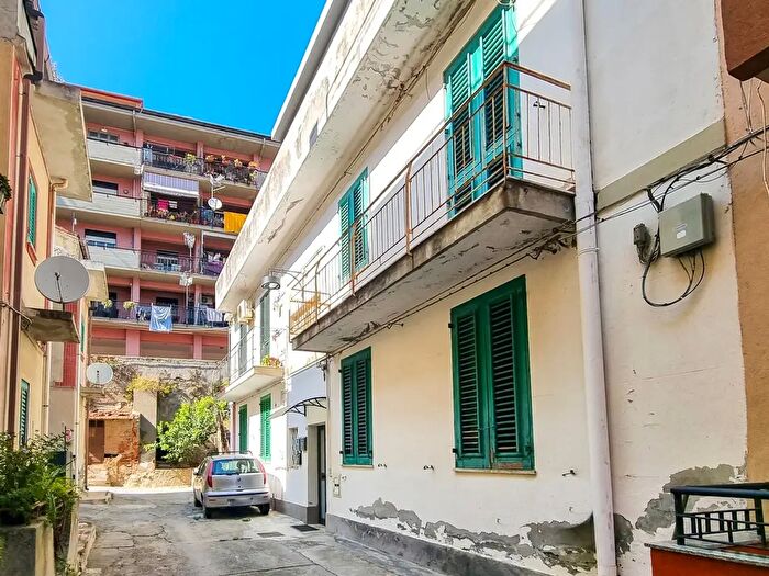 Appartamento con 6 locali in vendita in Piazza Francesco Fazio, Messina