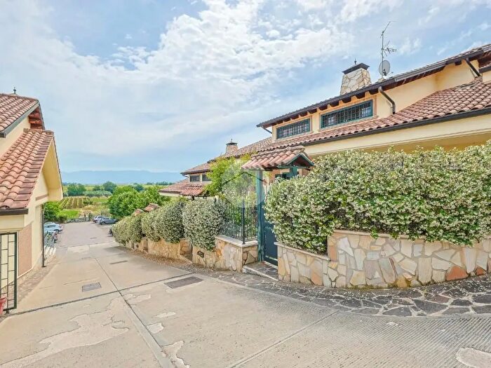 Casa con 6 locali in vendita in Via Massa di San Giuliano, Roma