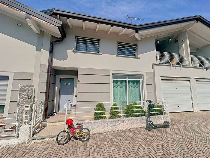 Casa quadrilocale in affitto in Via Giuseppe Mazzini, Fino Mornasco