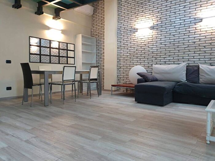 Appartamento trilocale in affitto in Via Ugo Bassi, Isola, Milano