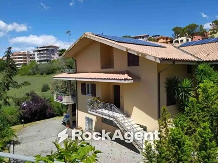 Casa con 6 locali in vendita in Via delle Maggiolate, Atri