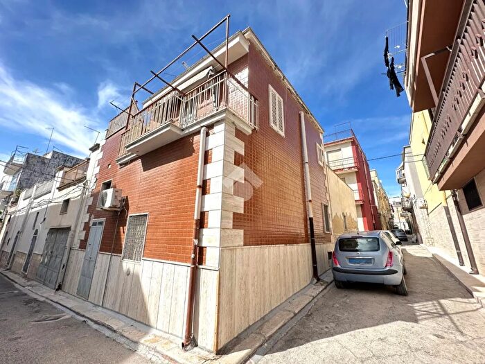 Casa quadrilocale in vendita in Vicolo Gerolamo Savonarola, Canosa Di Puglia