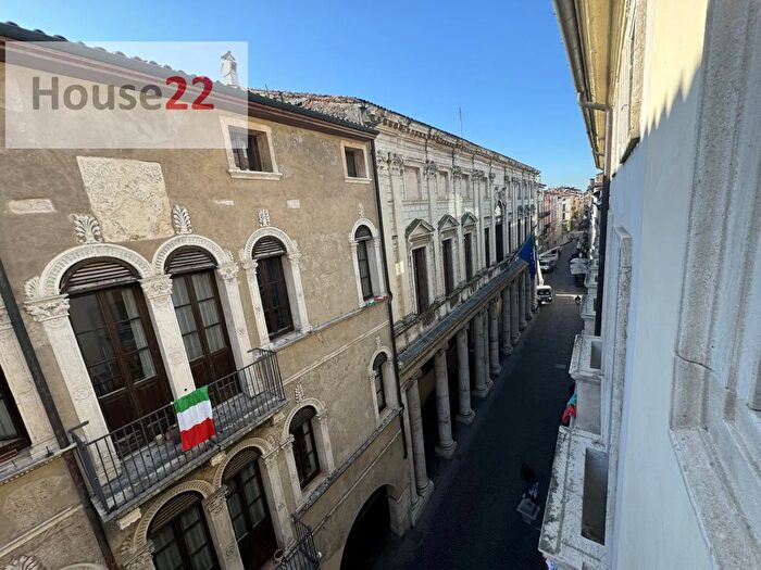 Appartamento con 6 locali in vendita in Galleria Porti, Vicenza