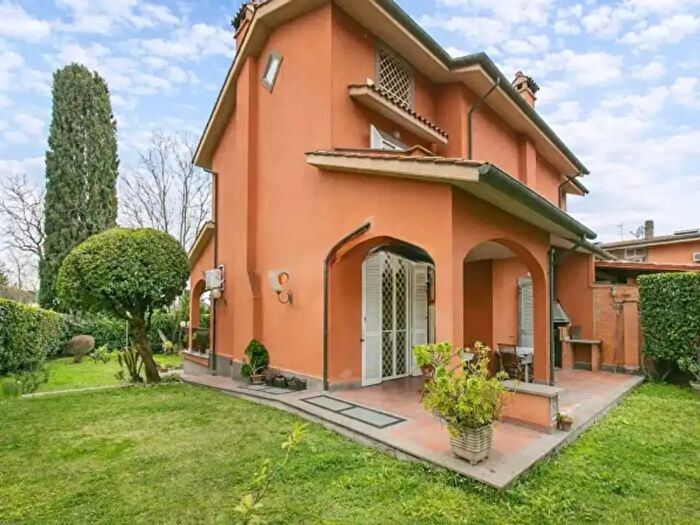 Casa con 6 locali in vendita in Via Anagnina, Roma