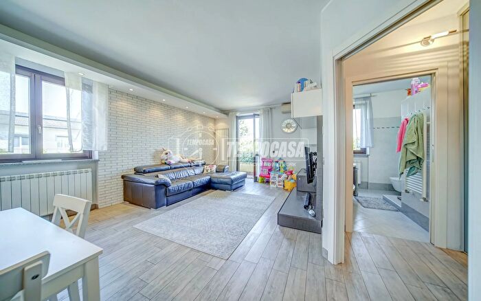 Appartamento trilocale in vendita in Via Lucio Quassoli, Samarate