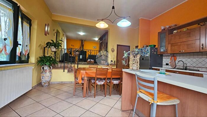 Casa con 8 locali in vendita in Via Napoli, Montesarchio