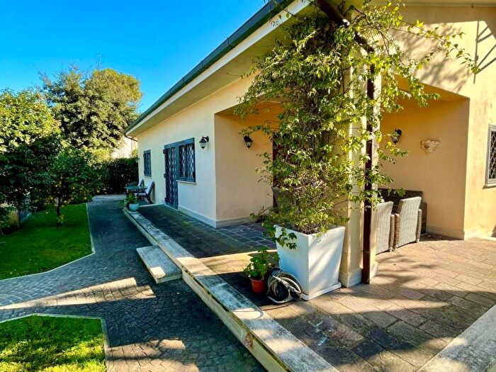 Casa quadrilocale in affitto in Via Bussana, Fregene, Fiumicino