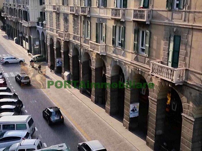 Appartamento con 6 locali in affitto in Via Pietro Paleocapa, Centro Storico, Savona