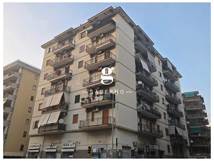 Appartamento quadrilocale in vendita in Via Medaglie d'Oro, Salerno