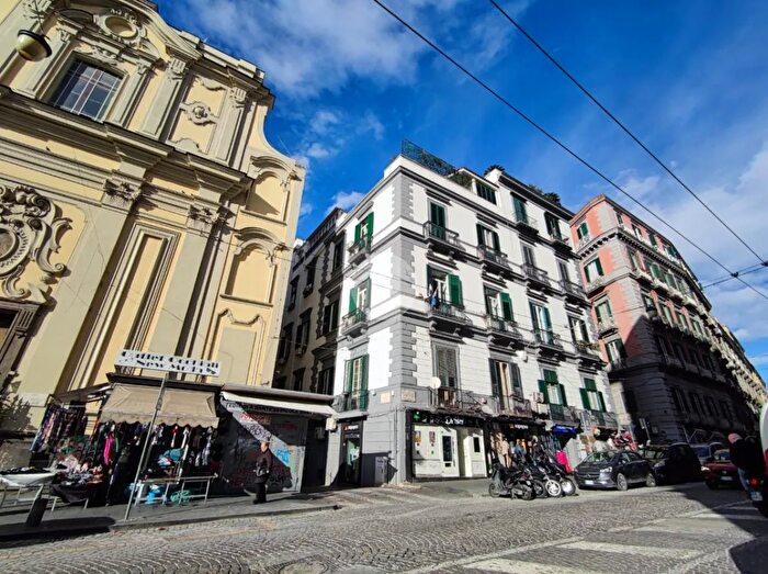 Appartamento trilocale in vendita in Via Avvocata, Napoli