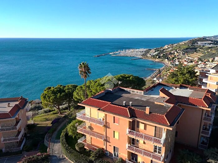 Appartamento trilocale in vendita in Via Fossati, Cipressa