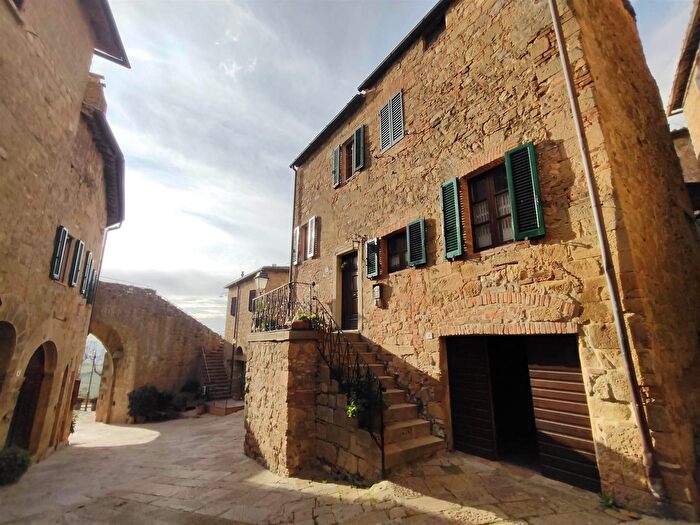 Casa con 12 locali in vendita in Pienza
