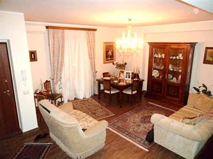 Casa con 6 locali in vendita in Aci Catena