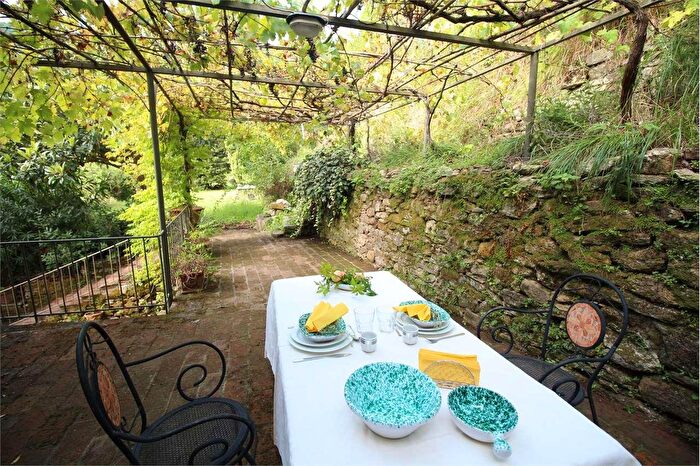 Casa con 10 locali in vendita in Buti