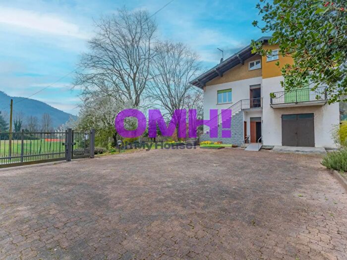 Casa con 6 locali in vendita in Via Laveno, Cittiglio
