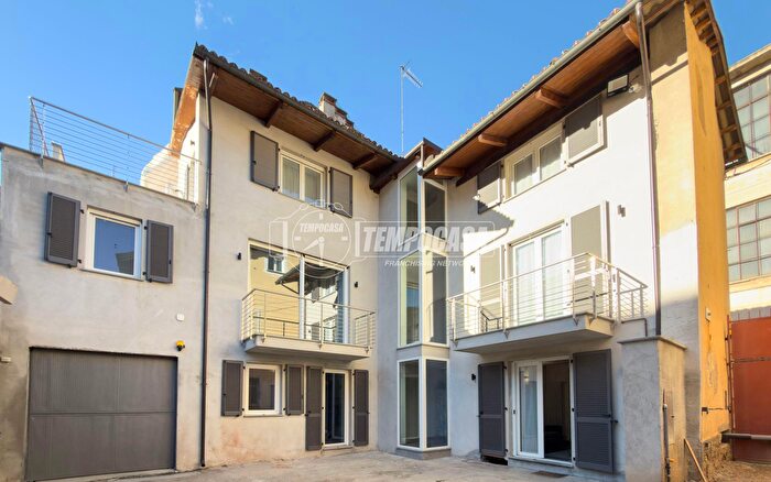 Casa con 12 locali in vendita in Via Fratelli Bona, Carignano