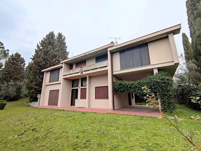 Casa con 20 locali in vendita in Via del Convento, Terni