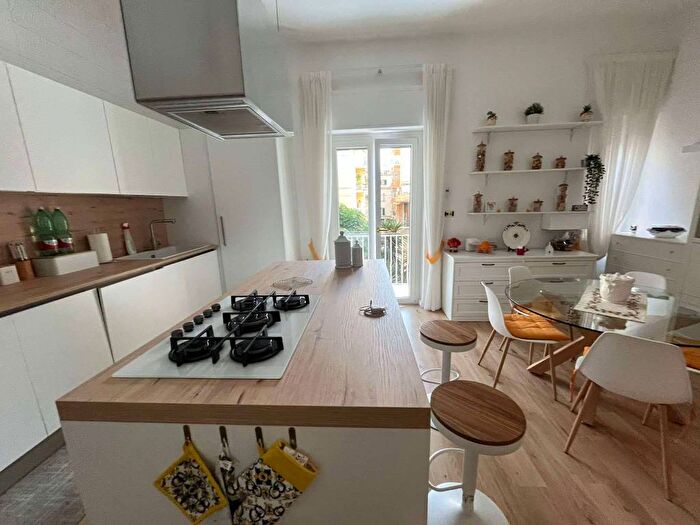 Appartamento quadrilocale in affitto in via BELVEDERE, Vomero, Napoli