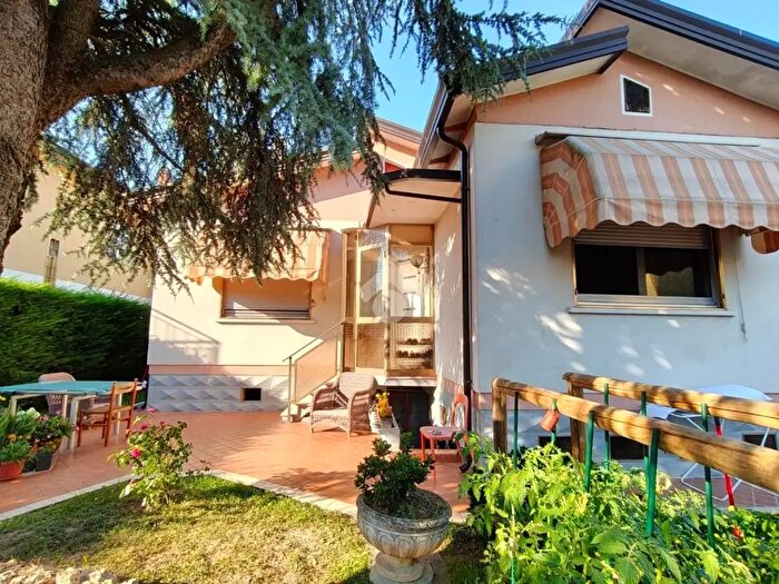 Casa con 5 locali in vendita in Via Raffaello, Spinea