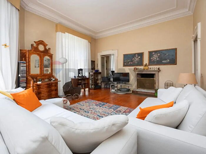 Appartamento con 5 locali in vendita in Via Giuseppe Garibaldi, Como