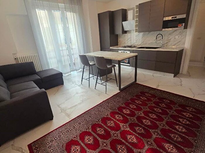 Appartamento bilocale in affitto in Via San Gregorio, Centrale, Milano