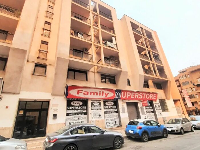 Appartamento trilocale in affitto in Via Enrico Toti, Palermo