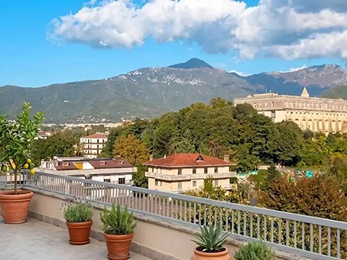 Appartamento con 6 locali in vendita in Via Garibaldi Giuseppe, Baronissi