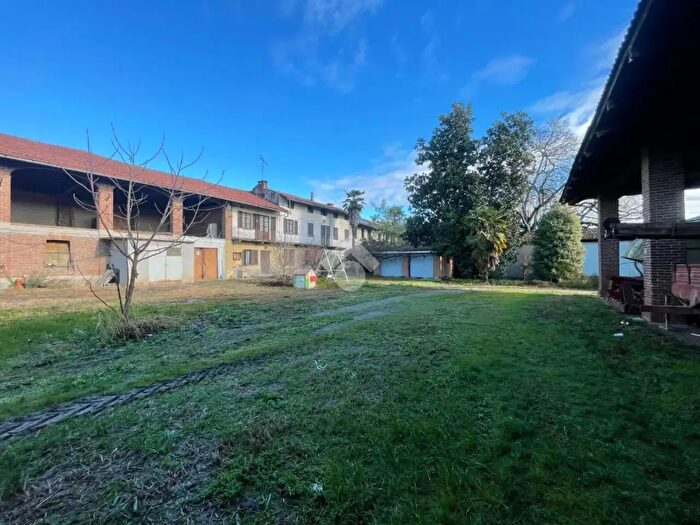 Casa con 10 locali in vendita in Via Paschere, Cavour