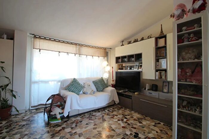 Appartamento trilocale in vendita in Via Monviso, Garbagnate Milanese