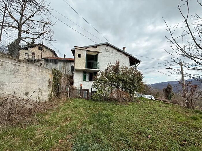 Casa con 8 locali in vendita in Murialdo