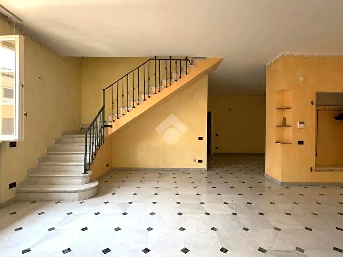 Appartamento con 6 locali in vendita in Piazza De Negri, Novi Ligure