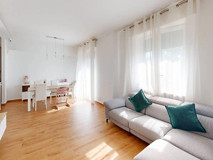 Appartamento trilocale in affitto in Via Edoardo Chinotto, Piazzale Siena, Milano