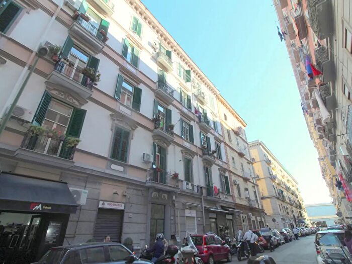 Appartamento trilocale in vendita in Via Filippo Cavolino, Napoli