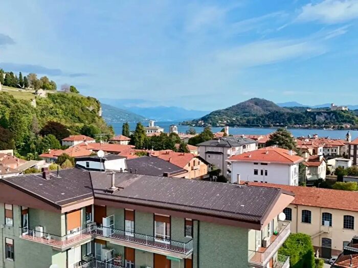 Appartamento quadrilocale in vendita in Via Martiri Liberta, Arona