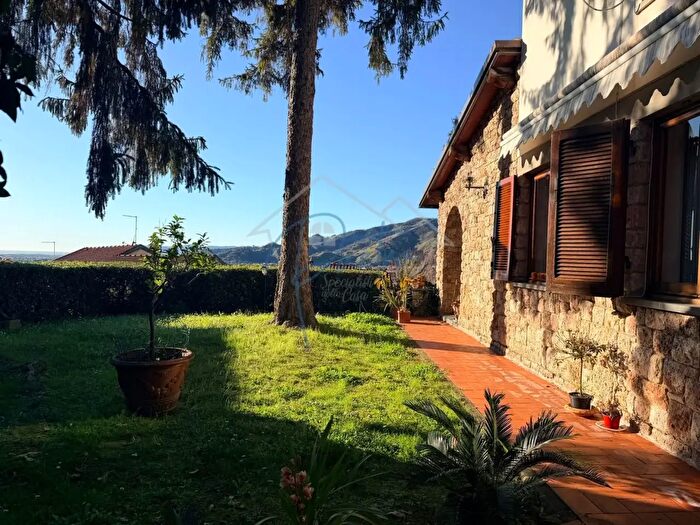 Casa con 9 locali in vendita in Vour, Massa