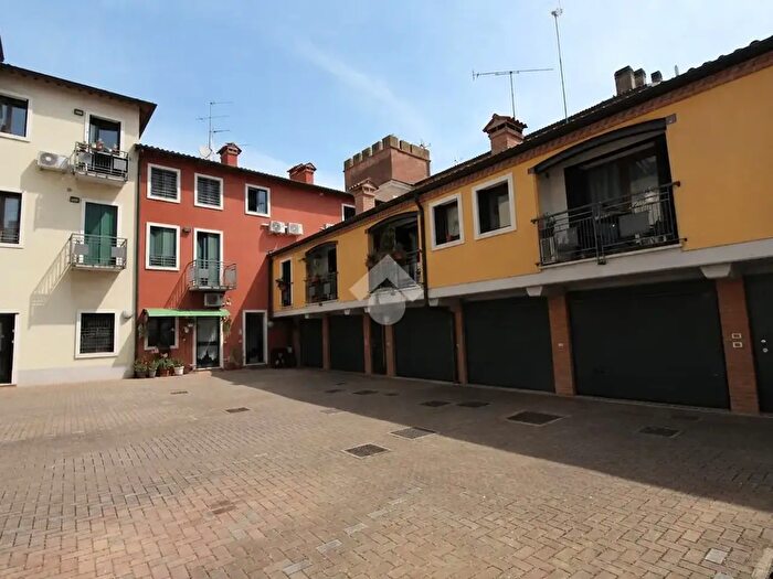 Appartamento trilocale in vendita in Viale Riviera Berica, Vicenza