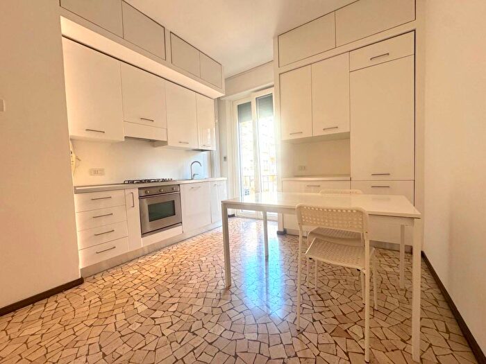 Appartamento trilocale in affitto in Via Volterra, Washington, Milano