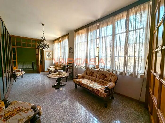 Casa con 7 locali in vendita in Piazza Papa Giovanni XXIII, Ciserano