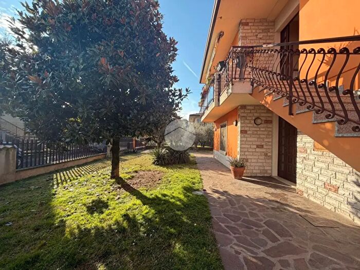 Appartamento trilocale in vendita in Via Bondinelli, Puegnago Sul Garda