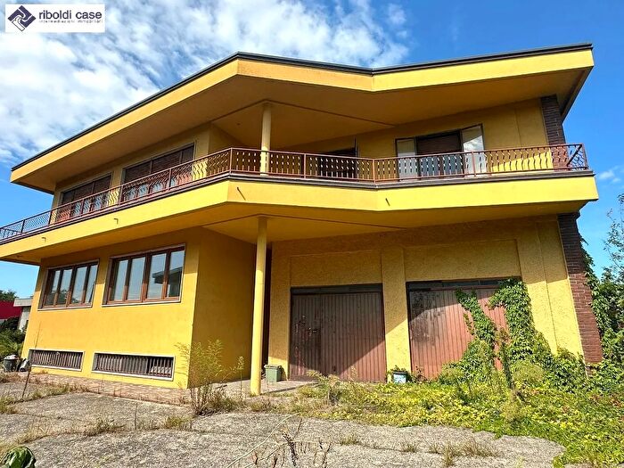 Casa con 10 locali in vendita in Mariano Comense