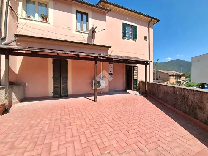 Casa quadrilocale in vendita in Via Cesarini, Acquasparta