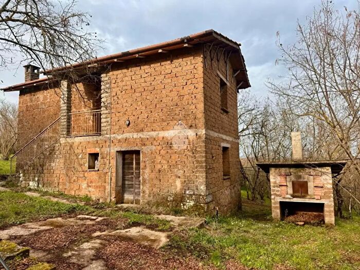 Casa quadrilocale in vendita in Strada Giunza, Soriano Nel Cimino