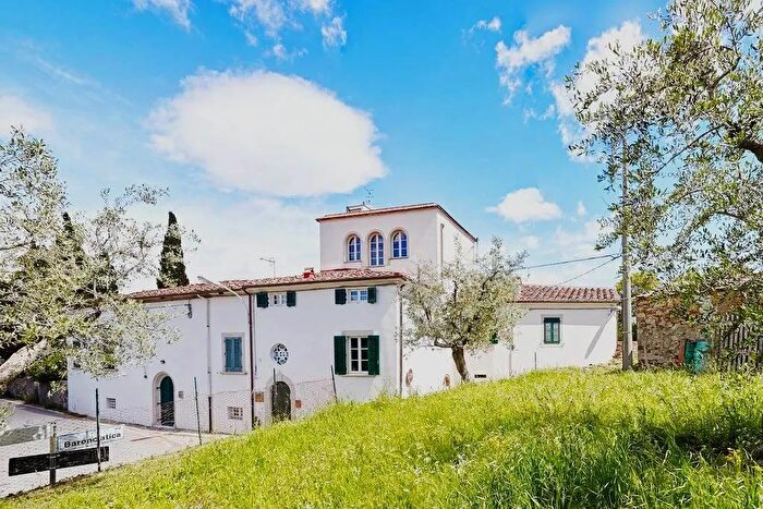 Casa con 12 locali in vendita in Quarrata