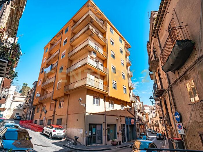 Appartamento con 6 locali in vendita in Via Roma, Enna