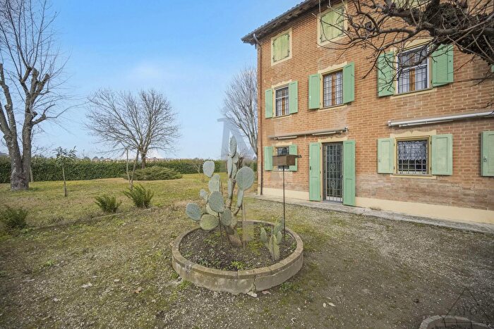 Casa con 14 locali in vendita in Bibbiano