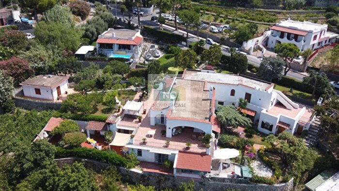 Casa con 12 locali in vendita in Via Baiola, Forio