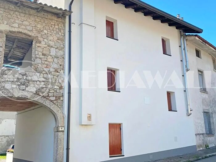 Casa con 9 locali in vendita in Via Riosecco, Travesio
