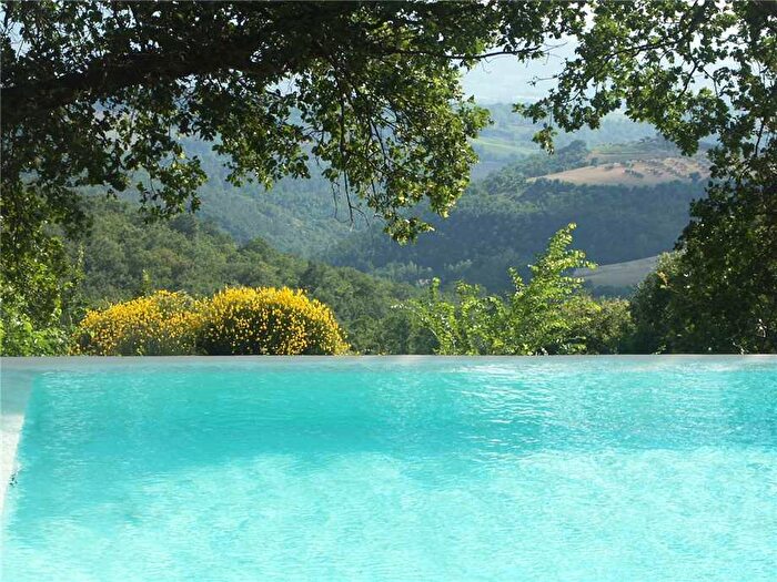 Casa con 12 locali in affitto in Loc Castelvecchio, Massa Martana